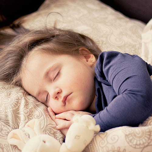  une maman avec son bébé pharmacie Gallieni